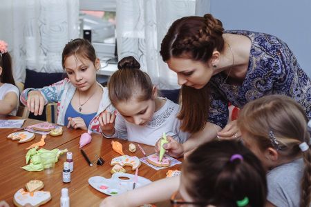 Олеся Горяинова ведет детский мастер-класс по росписи пряников